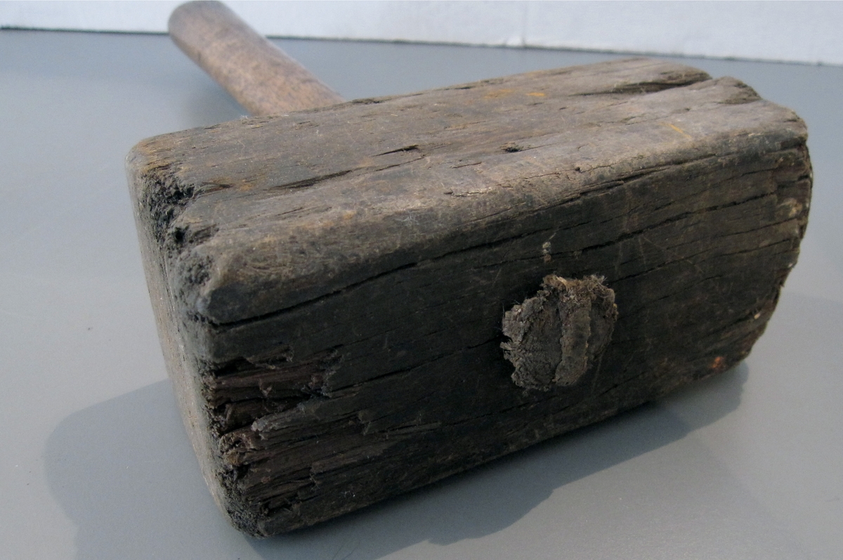 Klubben med treskaft og hammerhode av jernved ble brukt av tømmermenn til tilpasning.