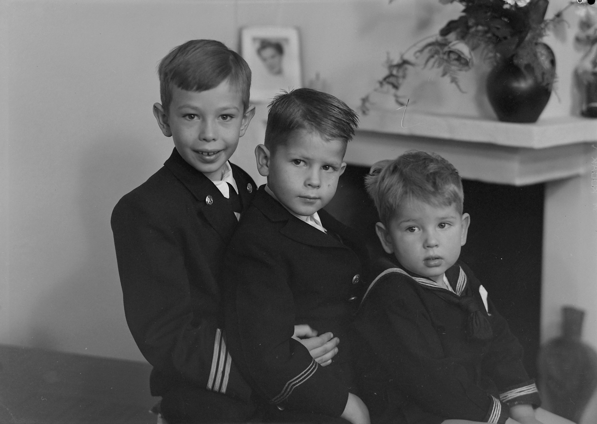 Fru Esther-Marie Wiig med sønnene Christian, Ole og Thorvald Edvard