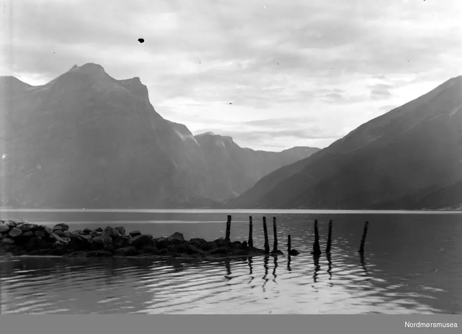 vor, vorr, kai, fjord. Datering er ukjent, men trolig omkring 1950 til 1960. Fra Nordmøre museums fotosamlinger, Myren-arkivet