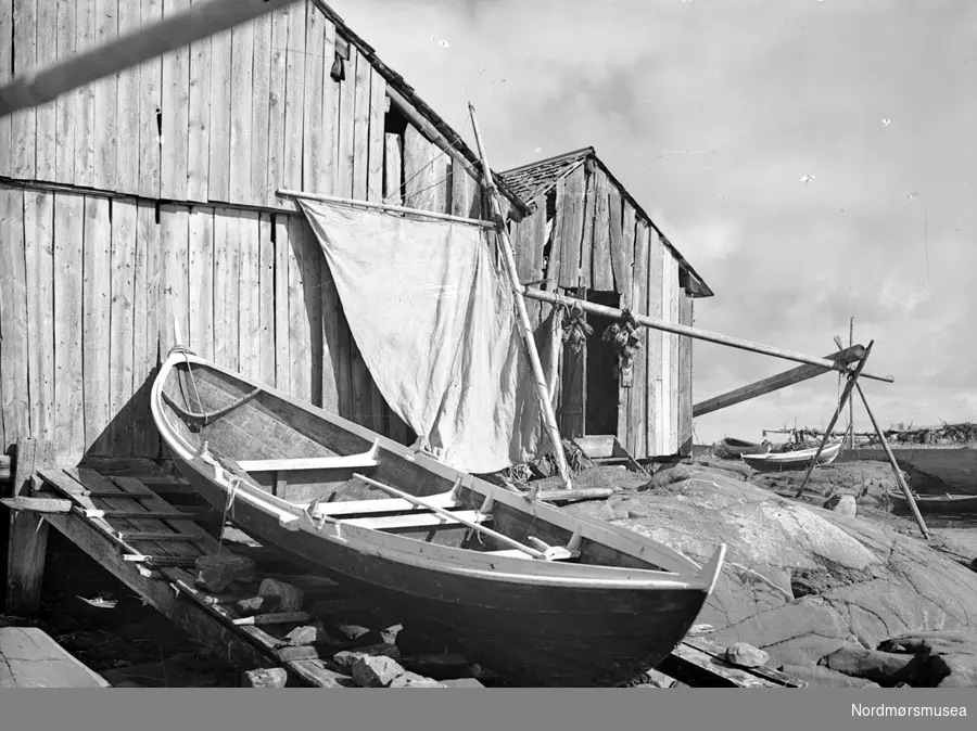 Gjetter på Grip. båt, naust, stø, lunne, lunnstige, seil tørk. Datering er ukjent, men trolig omkring 1950 til 1960. Fra Nordmøre museums fotosamlinger, Myren-arkivet