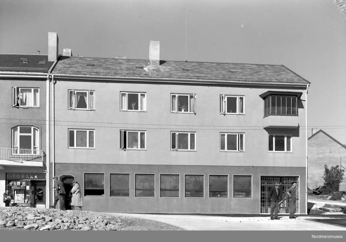 Foto fra Sparebanken i Kristiansund, etter Nils Williams protokoller. Datering er omkring 1950-1955. Fra Nordmøre Museum sin fotosamling, Williamsarkivet.
