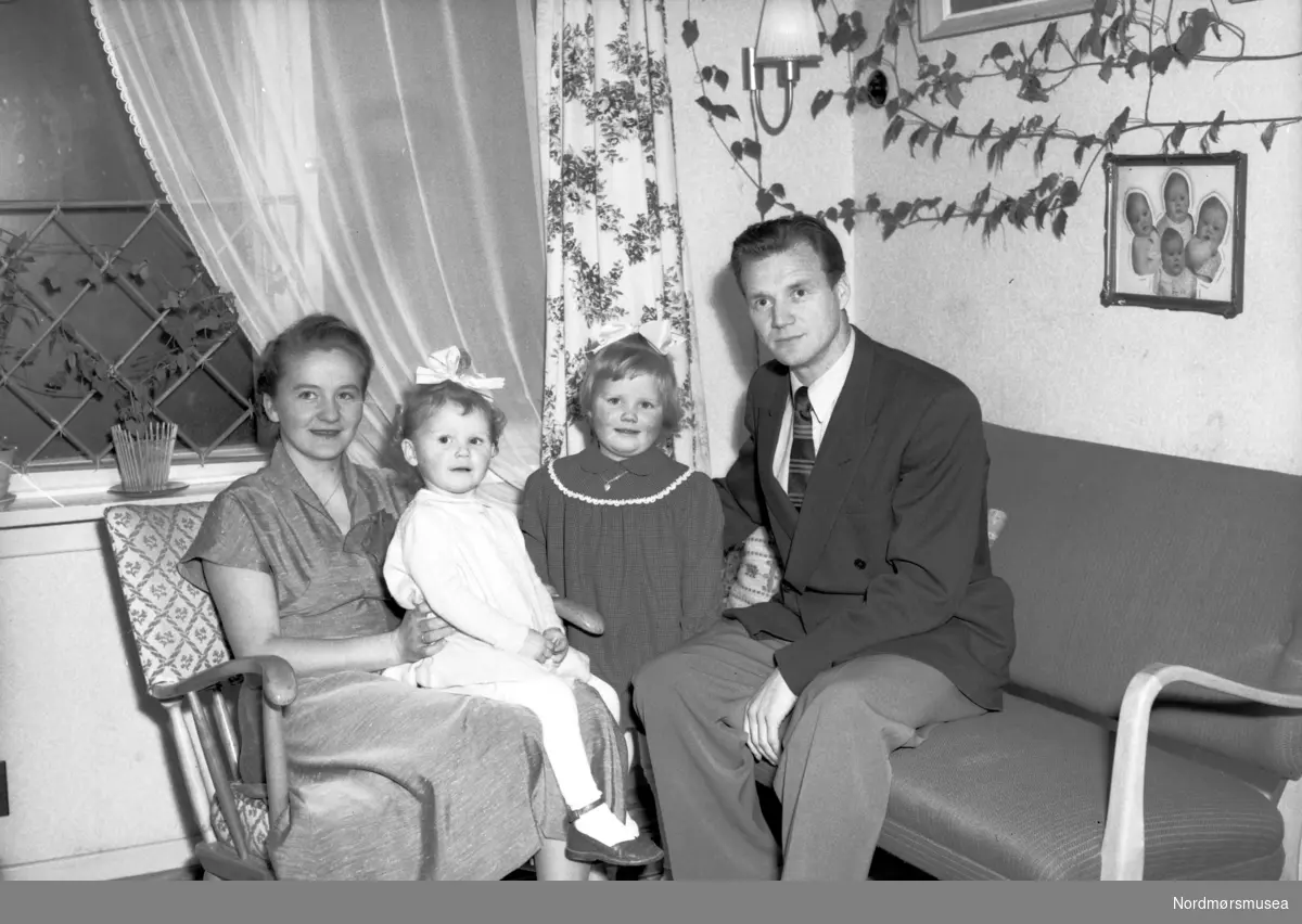 Familiefoto av mor, far og to små jenter. Fra Nordmøre museum sin fotosamling, Williamsarkivet. EFR2015
