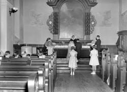 Foto fra et bryllup, her sett fra selve vielsen i kirken. Bi