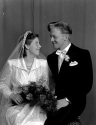 Brudefoto av et brudepar, trolig fra Tingvoll kommune. Fra N