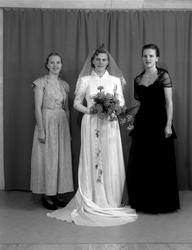 Hildur, Marit og Ellen Brekke. Gruppefoto av ei brud med fam