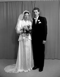 Foto av en brud i brudekjole. Det er ukjent hvem vi ser på b