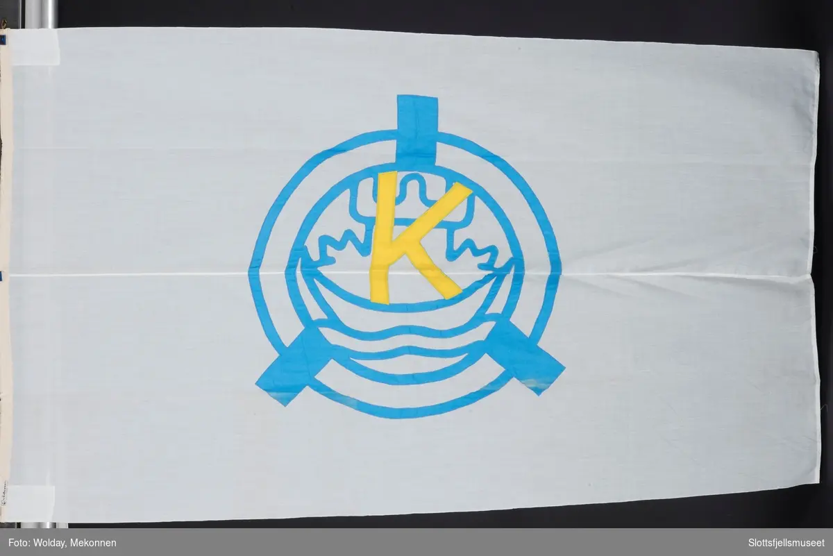 Bedriftsflagg "Kaldnes". Hvit bunnfarge, blå dekor med gul K i midten.