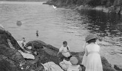 Familiebilde. Familien Holta bader.