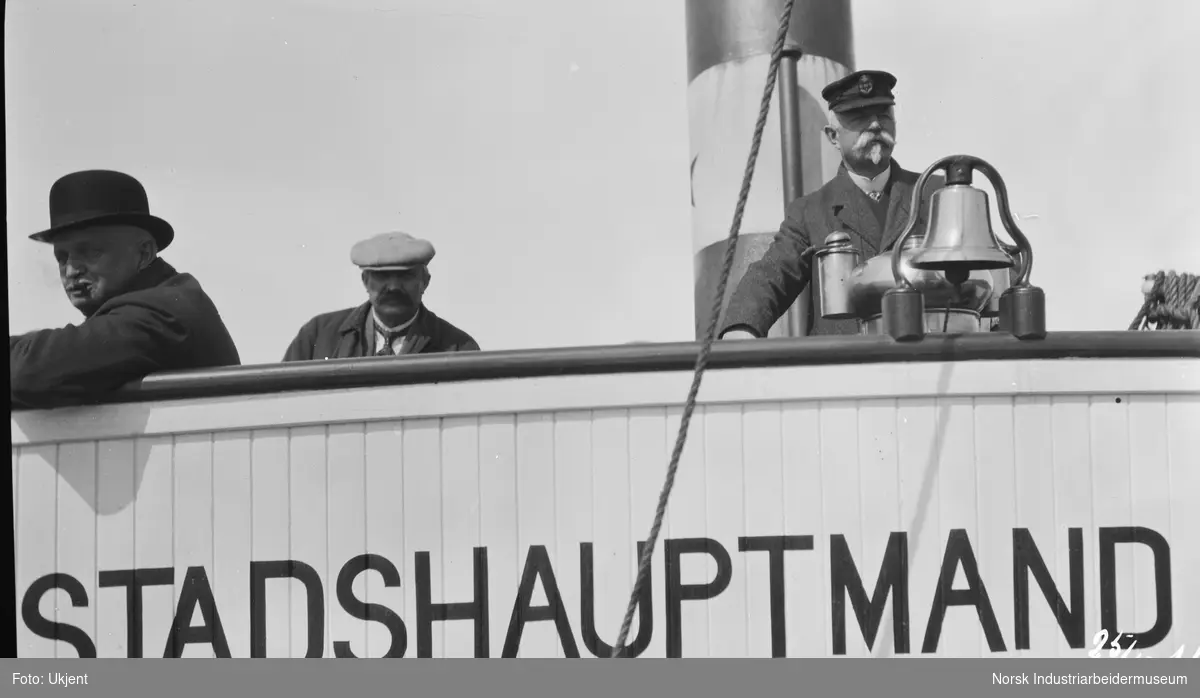 Tre menn ombord i båten "DS Stadshauptmand Schwartz".