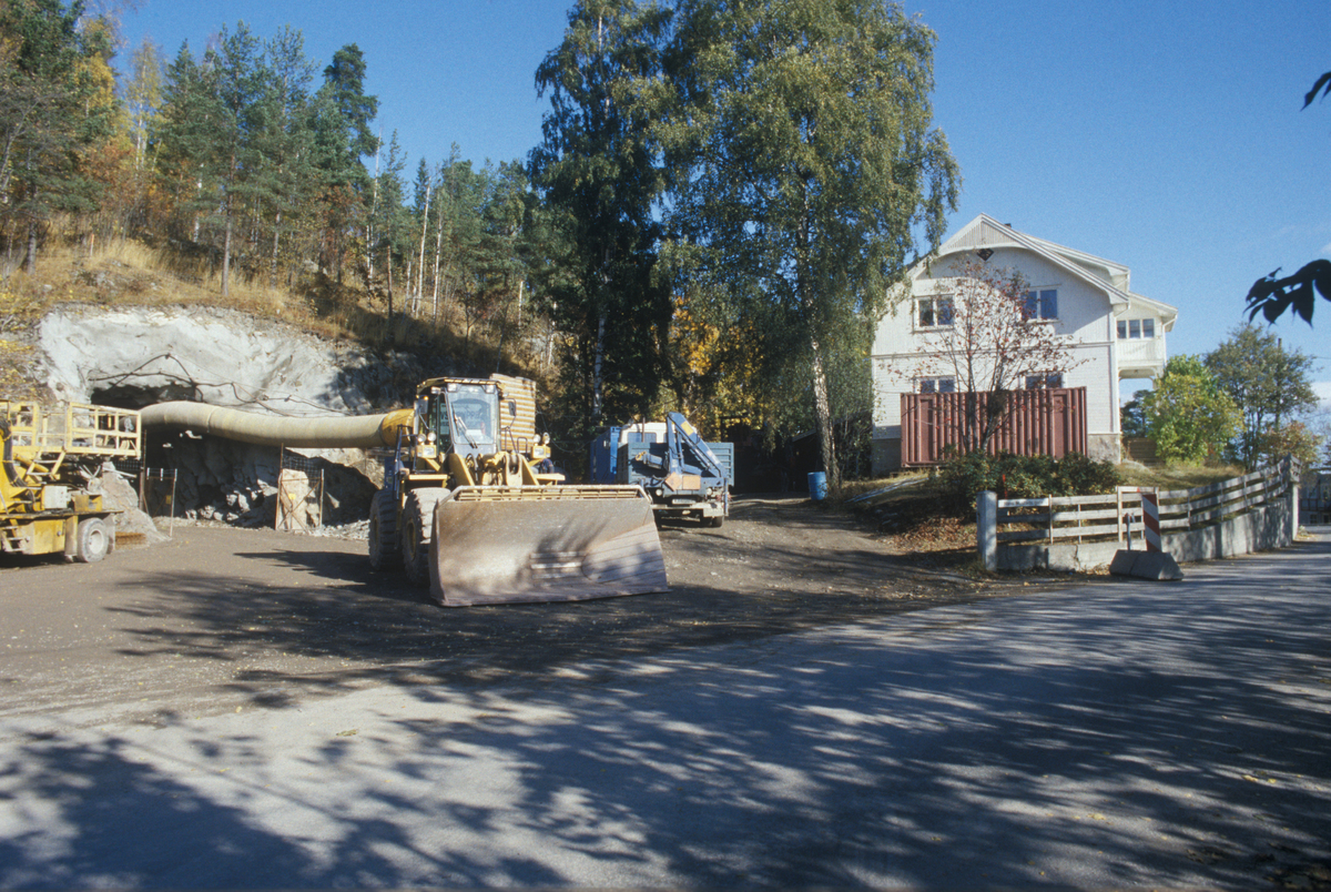 Gjøvik sentrum, øvre innslag til Fjellhallen, maskiner, bolighus i bakgrunnen