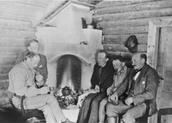 Personer, klær, peis, stoler, kaffekjele.