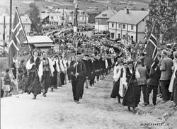 Personer, klær, flagg, bygninger. NU-stevne 1957