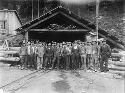 Bygging av kraftverket Nore 1 
Gruppe arbeidere foran en tu