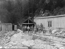 Bygging av kraftverket Nore 1 
Gruppe arbeidere foran en tu