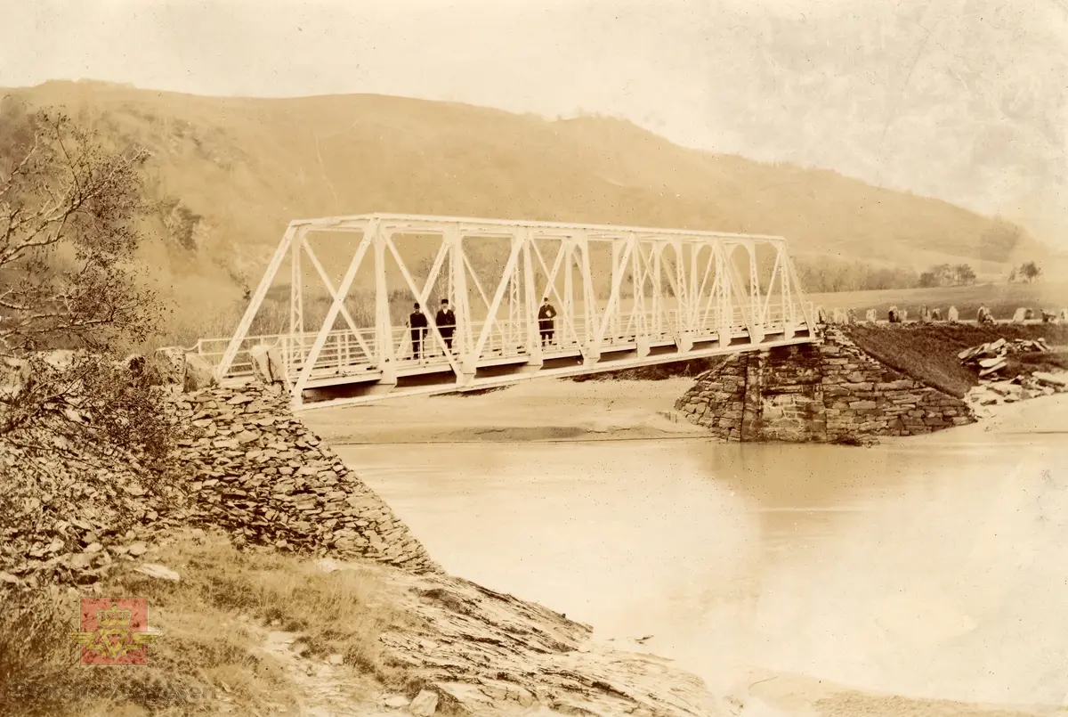 "Holmen bro i Værdalen 1903". I følge merking på baksiden av bildet.