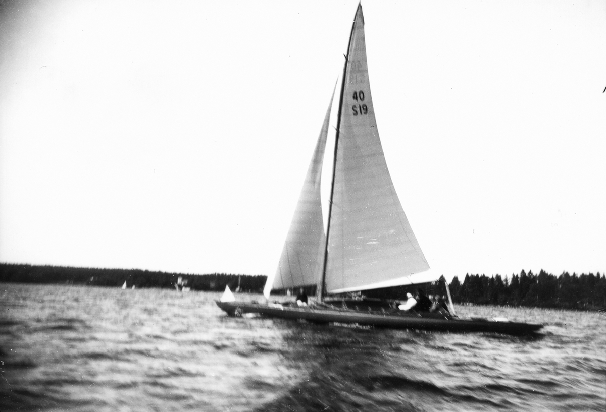 40 kvm skärgårdskryssare ("Hermod IV", M Hägglund, Sundsvall). Gästande båt under jubileumsregattan 1931.