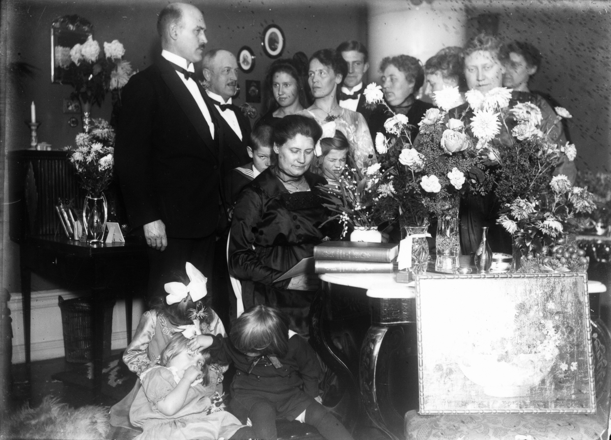 Fröken Maria Johansson, Nygatan 37-39 i Gävle (nuvarande "Rosa huset"), på 50-årsdagen den 14 november 1919.