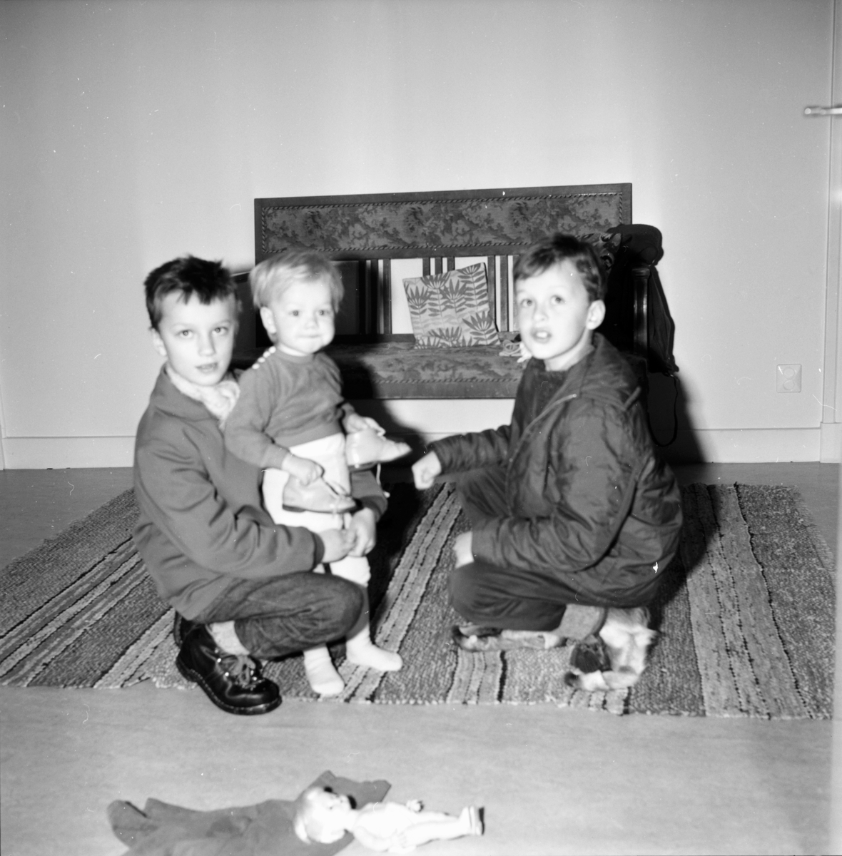 Barnen Svensson, Åke och Ingrid och Roger Slaviero.
Hos familjen Jonas F. Svensson i Norrbyn, Söderala.
30 nov 1965