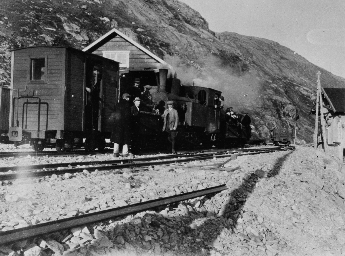 Tog på Topp heis stasjon på Aurabanen, trukket av damplokomotiv nr. 2 eller 3.