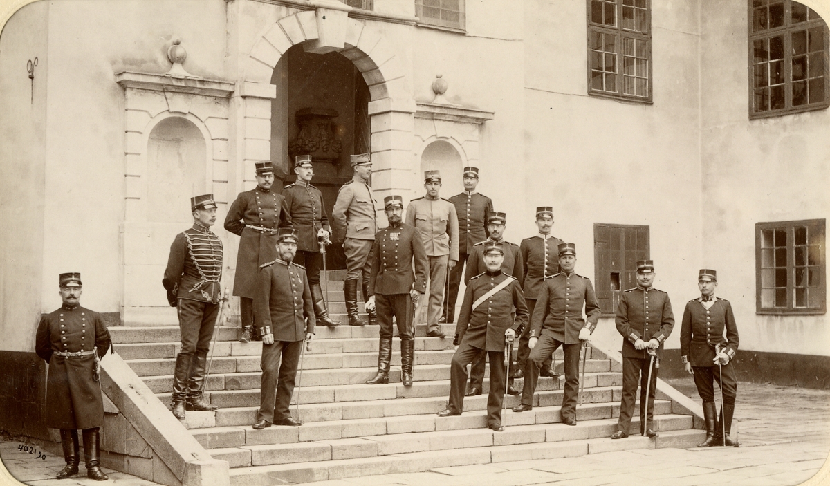 Officerare på trappan, Karlberg år 1900.