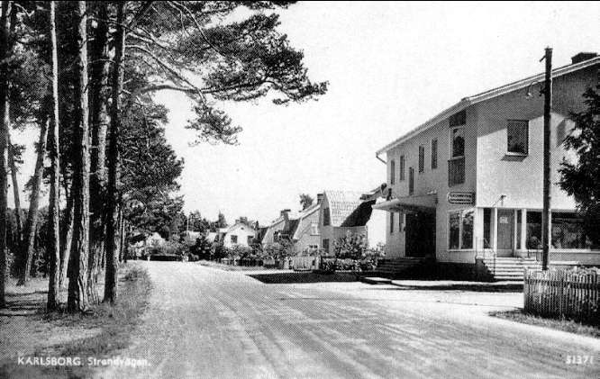 Karlsborg, Strandvägen. Närmast i bild Saga-bio, huset byggdes år 1942. Kortet finns ej på museet.