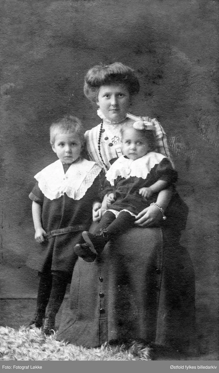 Portrett av ukjent kvinne med to barn, visittkort, ca. 1890- 1900.