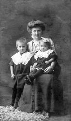 Portrett av ukjent kvinne med to barn, visittkort, ca. 1890-