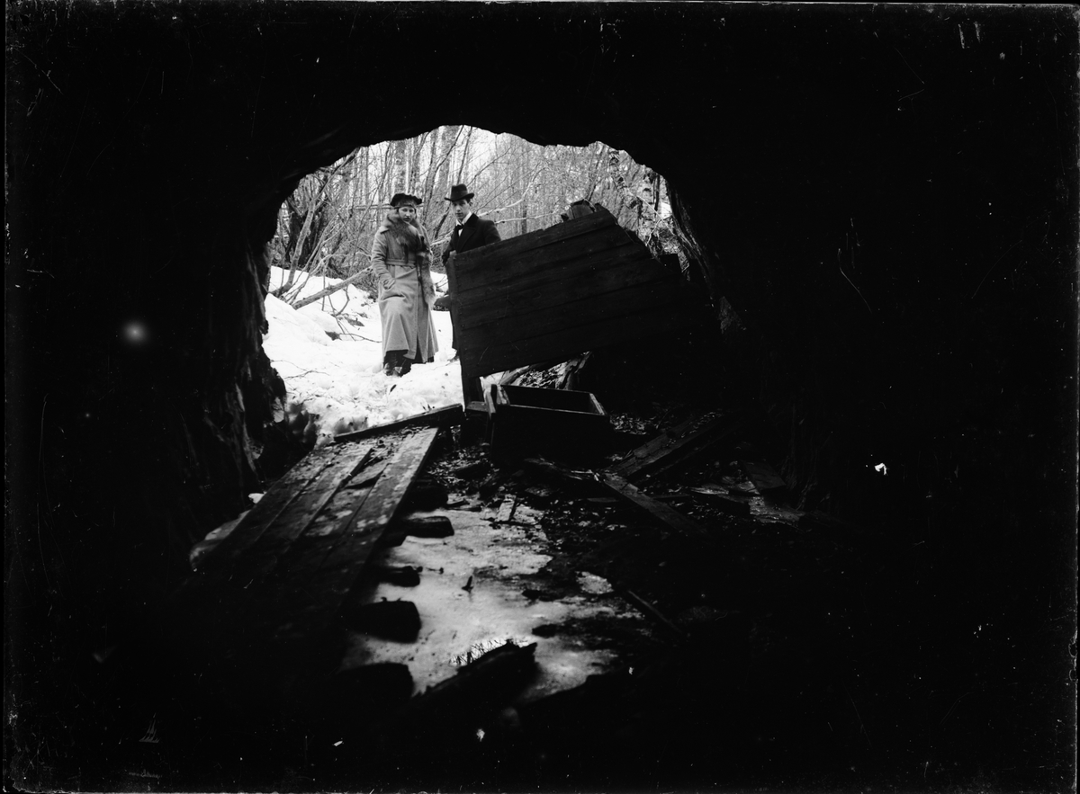 Josef och kvinna utanför en nedlagd gruva, Uppland
