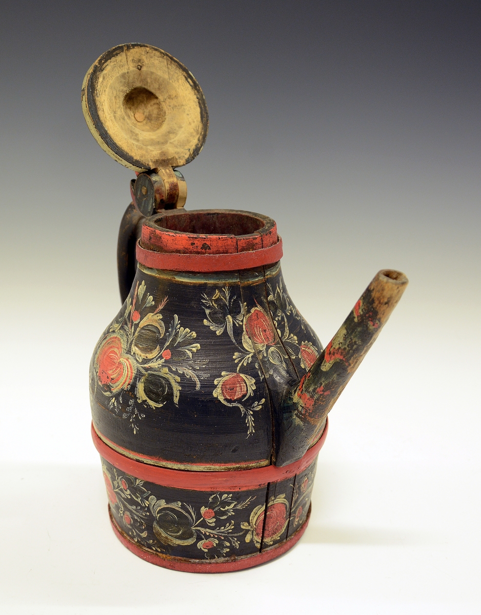 Tutekanne i tre. Fra protokollen: Ølkande med tut, laak og hank; dreiet arbeide i 2 halvdeler; rosemaling paa sort bund.