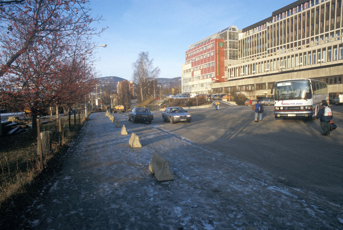 Lillehammer sentrum, Jernbanetorget mot Brufoss gate, Oppland Fylkeskommunes hus, og Sparebanken NOR til høyre, utsikt mot nord