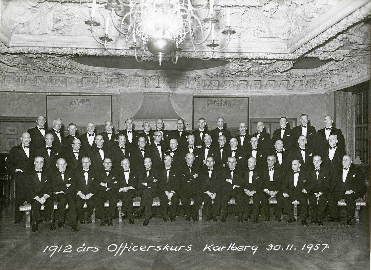 Deltagare av 1912 års officerskurs samlade på Karlberg den 30 november 1957.