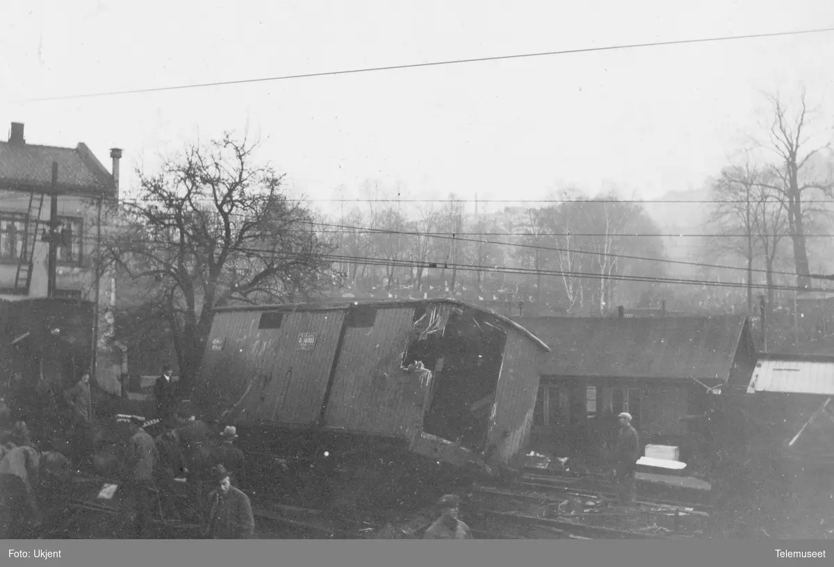 Sammenstyrtning av broen over jernbanen i Oslogate, ødelagte jernbanevogner nord for broen