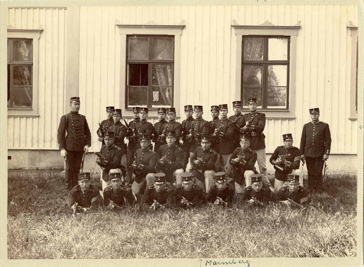 Grupporträtt av befäl och elever vid 1:a pluton av 1:a kompaniet vid infanterivolontärskola på Karlsborg 1893-1894.