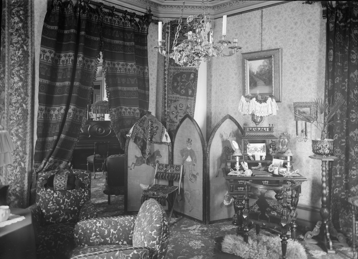 Interiör från doktor Wilhelm Hallins (1849-1926) våning på Klostergatan i Linköping. Bild från mitten av 1890-talet.