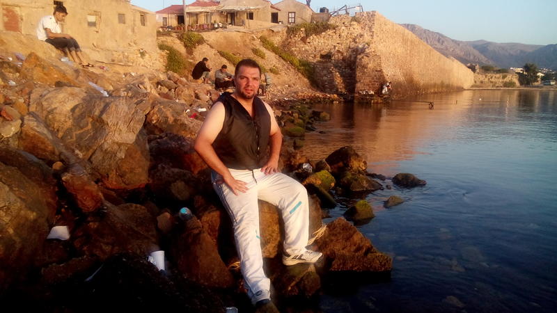 Mohamad rett etter at han kom i land på øya Chios etter å ha krysset
Middelhavet i gummibåt.