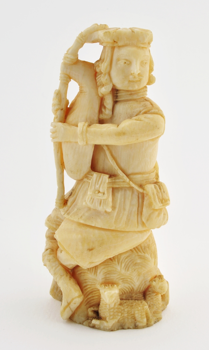 Accessionkatalog: Statyett av ben, föreställande spelande Apollon?

Kat. kort: Satyett av ben, föreställande en säckpipblåsare på en sten med en liten hund.