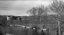 Vårflom i Lenaelva ved gården Gunnerød, ca. 1920. To bilder.