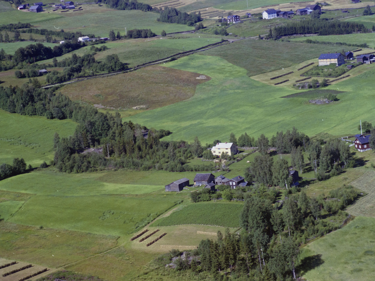 Sør-fron, Harpefoss. I Forgrunnen Rønningen Og Kvernhaugen (kveinhaugen 