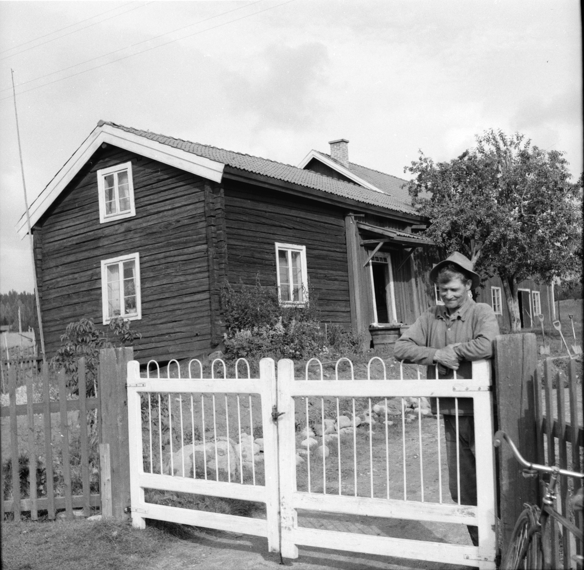 Mårten Persson 1891-1975, född i gården Per-Mårschas i Stavsätra. Bosatt i gården Stava i samma by. Fotot taget vid Stava.