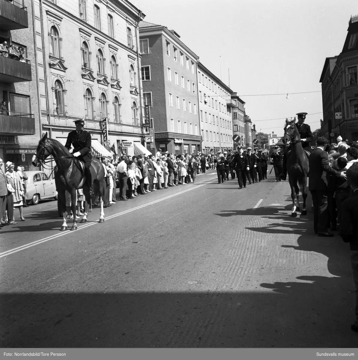 Barnens dags-tåget genom Sundsvall 1961. Bilderna är huvudsakligen från Köpmangatan och leds av Ridande poliser och en blåsorkester. Därefter följer olika dekorerade fordon med barn och vuxna i konstfulla kostymer och med insamlingsbössor.