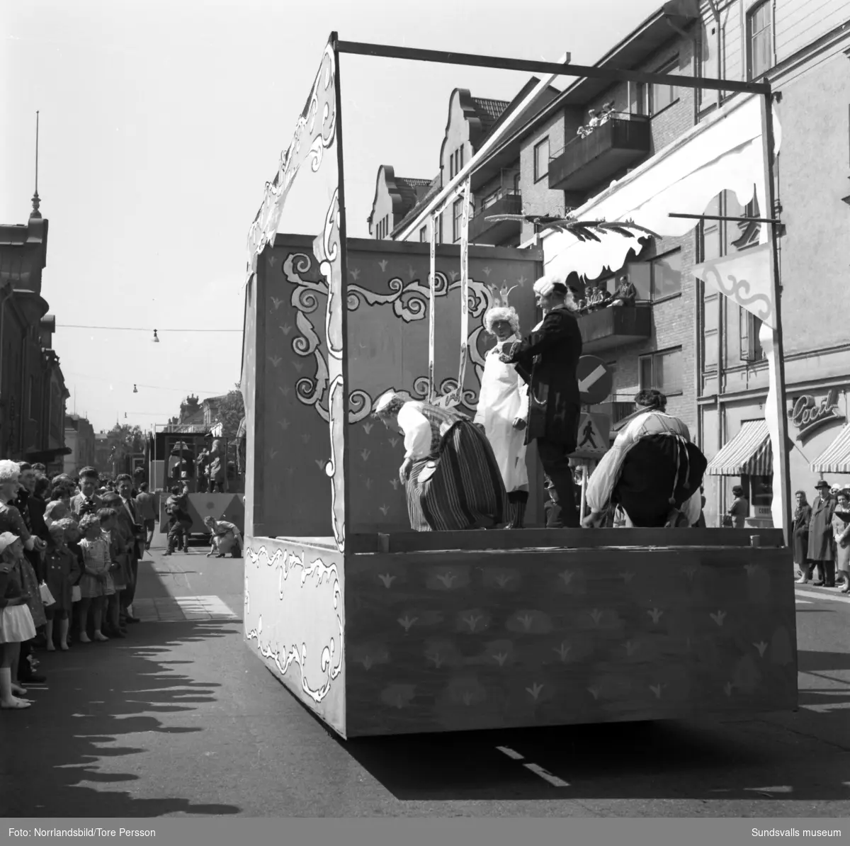 Barnens dags-tåget genom Sundsvall 1961. Bilderna är huvudsakligen från Köpmangatan och leds av Ridande poliser och en blåsorkester. Därefter följer olika dekorerade fordon med barn och vuxna i konstfulla kostymer och med insamlingsbössor.