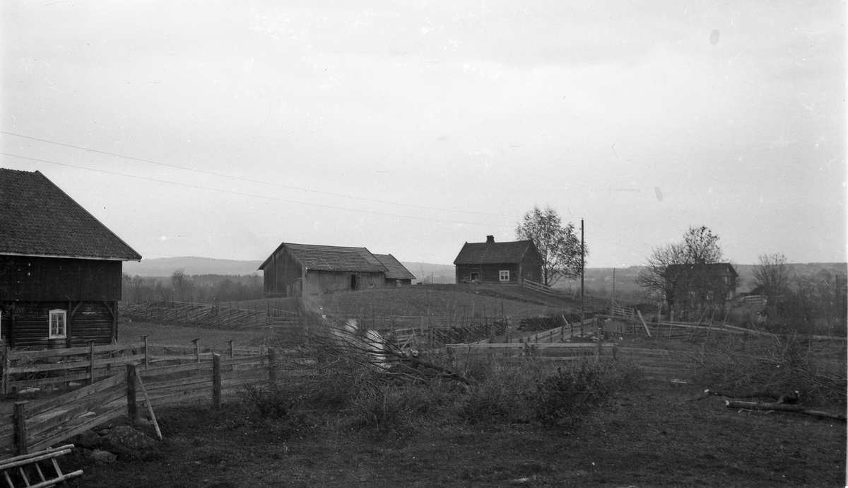 Oversiktsbilde tatt fra gården Krabysanden, Østre Toten. Til venstre enden på låven på Krabysanden, i midten husmannsplassen Klinkebakken, til høyre Grønland.