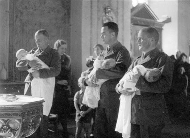 Krigsbarndop i Falköping 1940. Barnens fäder var inkallade, varför militärer på plats fick bära fram barnen.