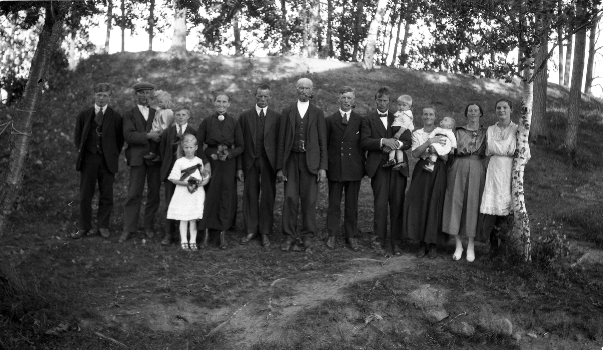 Trolig fra Aslaug Marie Talleruds dåp i juli 1920. Hun var datter av Aksel og Gyda Marie Tallerud. Noen av personene er sikkert identifisert, andre mer usikre. Fra venstre: Halvar Tallerud (?), Aksel Tallerud med datteren Ella på armen (?), Gunnar Tallerud (?), jenta foran ham ukjent, Mina og Otto Tallerud, ukjent, Oskar Tallerud, Johannes Solberg (?) og kona Olga f. Tallerud (?) med barna Arild og Mally, Kristine Stensvold (?), og Gyda Amalie Tallerud. Bildet synes å være tatt nedunder "Samfunnshaugen" ved Hoff Arbeideresamfunn der barnets foreldre bodde på denne tida.