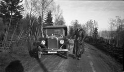 Biltur ca. 1923-25, fire bilder. Bilen med reg.nr. F-2699 er