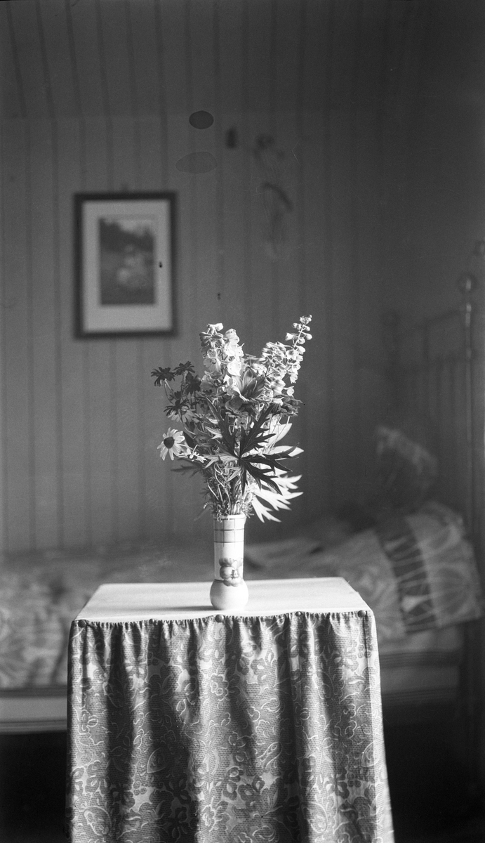 Blomstervase på et bord.