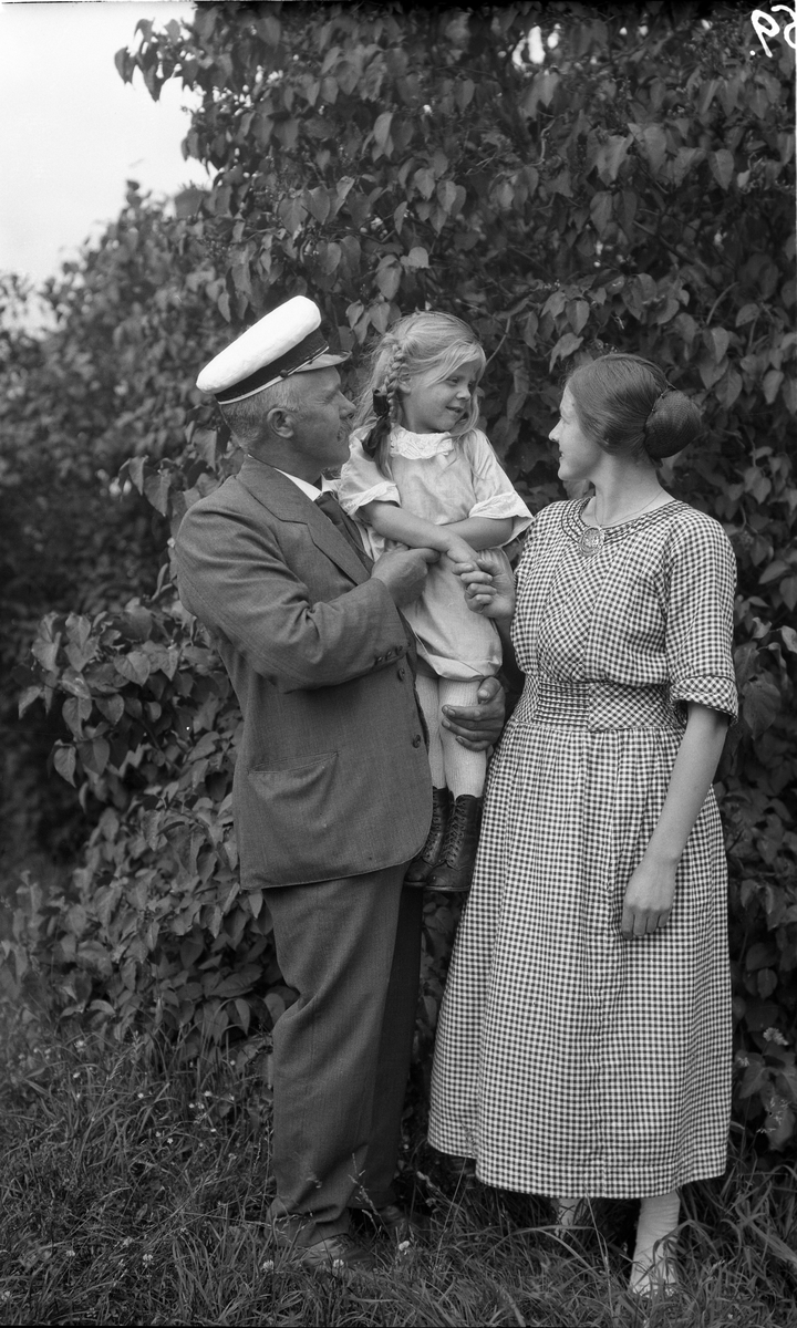 Baker på Skreia, Gustav Narum, med dattera Grethe (f.1918) på armen. Til høyre Marta Berg (f.1896) som var Gustavs svigerinnen. Gustav var medlem av Vikens Mannskor, derfor den hvite sangerlua.
