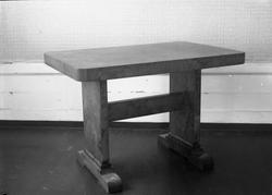 Salongbord. To bilder, to ulike bord.