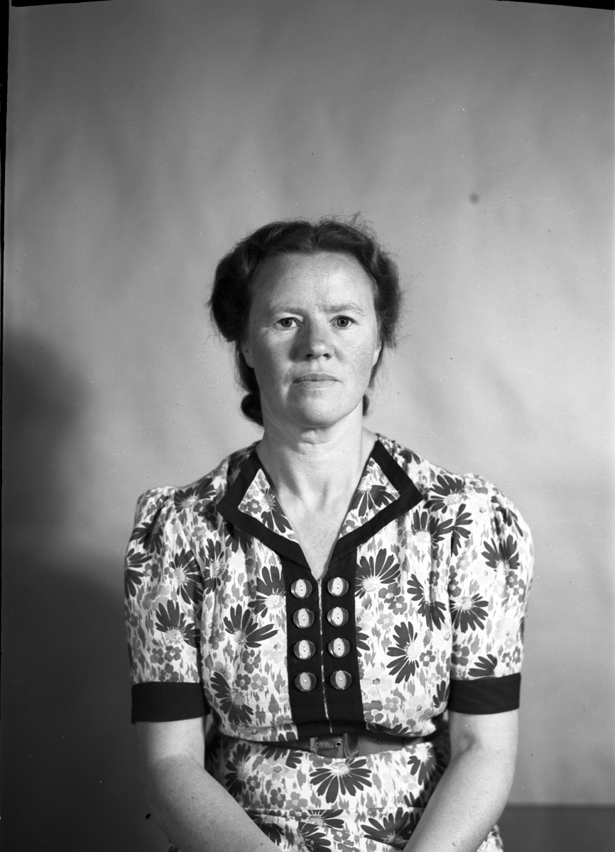 Kvinneportrett fra siste halvdel av 1940-tallet. Muligens Astrid Ekkeren, sykepleier.