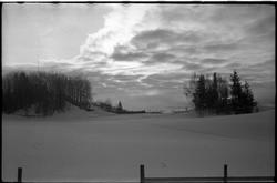 To bilder med utsikt hhv. syd-øst- og sydover fra fotografen